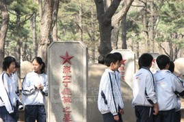 祭扫抗美援朝烈士陵园