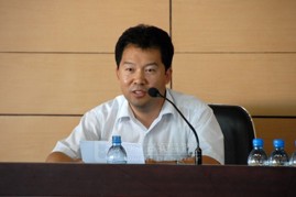 开展教师专业化发展研究 促进师生学校共同发展