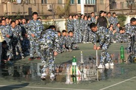 七年级举行“水火箭”比赛