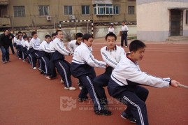 八年级举行拔河比赛