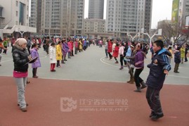 紧张激烈的跳绳比赛