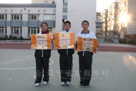 我校七年级举行跳大绳比赛